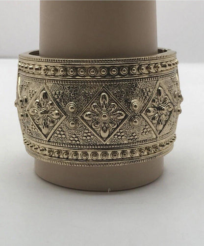 1PC Women Vintage Bracelets Wide Lucky Flower Printing Tibet Gold Plated Totem Cuff Bracelets Bangles